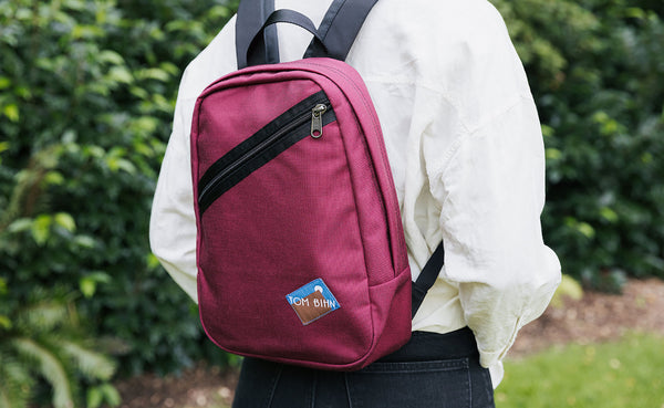 A person wearing the Zeitgeist slung low.